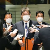 岸田首相に総合経済対策に関する提言の申し入れをし、取材に応じる自民党の萩生田政調会長（中央）＝18日午後、首相官邸
