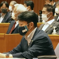 三重県議会に出席した小林貴虎県議＝19日午前