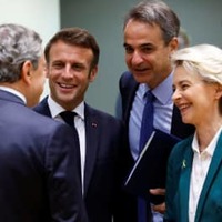 EU首脳会議に出席したフォンデアライエン欧州委員長（右）や、フランスのマクロン大統領（左から2人目）ら＝21日、ブリュッセル（ロイター＝共同）