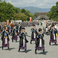 京都御苑を出発する「時代祭」の行列＝22日午後、京都市