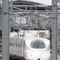 JR長崎駅（奥）を出発する西九州新幹線＝9月、長崎市