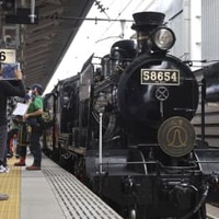 人気観光列車「SL人吉」の蒸気機関車「58654号機」＝2021年5月、JR熊本駅