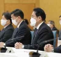 月例経済報告等に関する関係閣僚会議に臨む岸田首相＝25日午前、首相官邸