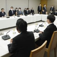 首相官邸で開かれた「国と地方の協議の場」の会合＝25日午後