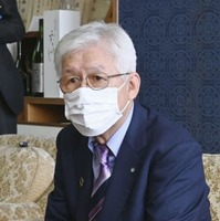 2度目の不信任決議を受け、取材に応じる舟橋村の古越邦男村長＝26日午前、富山県舟橋村