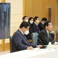 新しい資本主義実現会議の会合であいさつする岸田首相（右から2人目）＝26日午前、首相官邸