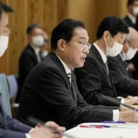 「GX（グリーントランスフォーメーション）実行会議」であいさつする岸田首相（手前から2人目）＝26日午後、首相官邸