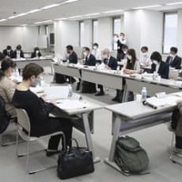 通園バスに置き去りにされた女児が死亡した事件を受け、静岡県が開いた有識者会議＝27日午前、静岡県庁