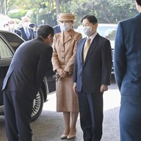 地球環境行動会議が主催する国際会議の会場に到着された天皇、皇后両陛下＝27日午前、東京都港区（代表撮影）