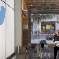 ツイッター本社を訪問するマスク氏＝26日（同氏のツイッター投稿から、AP＝共同）