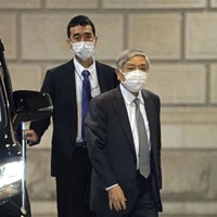 金融政策決定会合に出席するため日銀本店に入る黒田総裁（右）＝28日午前