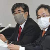 「1票の格差」訴訟の判決後、記者会見する原告の石井誠一郎弁護士（左）ら＝28日午後、広島市