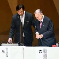 石川県の馳浩知事（左）に支えられながらつえを手にする森喜朗元首相＝29日午前、金沢市