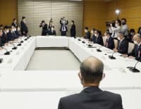 首相官邸で開かれた、自動車産業の在り方を官民で議論する会合＝2日午後