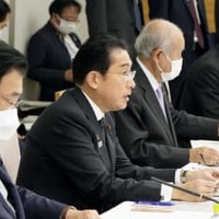 経済財政諮問会議であいさつする岸田首相（左手前から2人目）＝2日午後、首相官邸