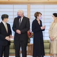 ドイツのシュタインマイヤー大統領夫妻と会見される天皇、皇后両陛下＝2日午後、皇居・御所（宮内庁提供）