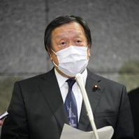 北朝鮮のミサイル発射を受け、記者団の取材に応じる浜田防衛相＝3日午後10時36分、防衛省