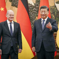 ドイツのショルツ首相（左）と写真に納まる中国の習近平国家主席＝4日、北京の人民大会堂（ロイター＝共同）