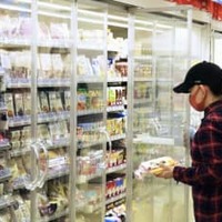 ローソンの節電型店舗に設置された、冷気漏れを防ぐ扉＝4日午前、川崎市のローソン川崎中島三丁目店