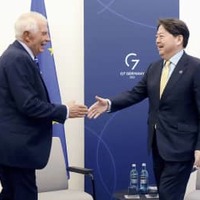 握手を交わす林外相（右）とEUのボレル外交安全保障上級代表＝4日、ドイツ・ミュンスター（外務省提供・共同）