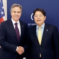 ブリンケン米国務長官（左）と握手を交わす林外相＝4日、ドイツ・ミュンスター（外務省提供・共同）