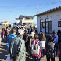 南海トラフ巨大地震による津波を想定した避難訓練に参加する住民ら＝5日午前、愛媛県西条市（同市提供）