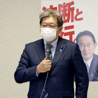 地方組織の政策責任者を集めた会議であいさつする自民党の萩生田政調会長＝6日午後、東京・永田町の党本部