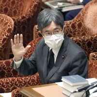 衆院政治倫理・公選法改正特別委で答弁のため挙手する寺田総務相＝8日午前