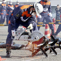 災害発生時の機材使用の速度、正確さを競う大会で、金属パイプを切断する警視庁の警察官＝10日午前、東京都立川市