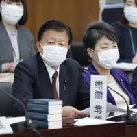 衆院憲法審査会で発言する自民党の新藤義孝氏（手前左）＝10日午前