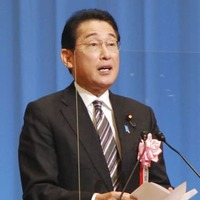 中小企業や小規模事業者でつくる商工会の全国大会であいさつする岸田首相＝10日午後、東京都渋谷区