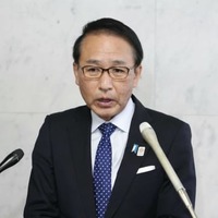 閣議後、記者団の取材に応じる葉梨法相＝11日午前、国会