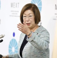 記者会見で質問者を指名する永岡文科相＝11日午前、文科省