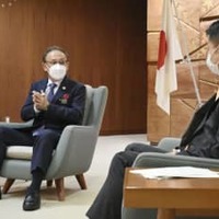 広島県庁で湯崎英彦知事（右）と対談する沖縄県の玉城デニー知事＝11日午後