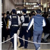 JR名古屋駅に入る愛知県警の警察官＝14日午後