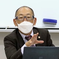 福岡高裁宮崎支部の判決を受け、記者会見する原告側弁護士＝15日午後、宮崎市