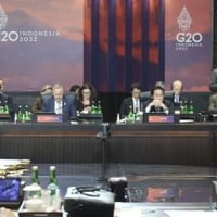 G20サミットに臨む岸田首相（中央右）ら各国首相＝15日、インドネシア・バリ島（代表撮影・共同）
