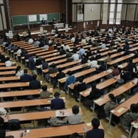 大学入学共通テストに臨む受験生＝1月、東京都文京区の東大