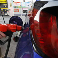 ガソリンスタンドで給油する人＝3月、東京都内