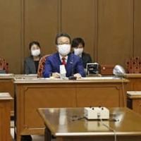 国会内で開かれた参院改革協議会に臨む自民党の世耕参院幹事長（中央）ら＝16日午前