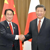 会談の冒頭、中国の習近平国家主席（右）と握手する岸田首相＝17日、バンコク（代表撮影・共同）