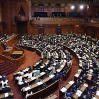 開かれた参院本会議＝18日午前