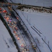 2021年1月、東北自動車道下り線（左）で起きた多重事故で立ち往生する車両の列＝宮城県大崎市