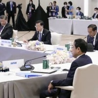 APEC首脳会議に出席した岸田首相（手前）と中国の習近平国家主席（奥左）ら＝18日、バンコク（代表撮影・共同）