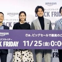 アマゾンジャパンの「ブラックフライデー」の発表会でポーズをとる桐谷美玲さん（左から2人目）ら＝18日午後、東京都港区