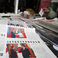 北京市内の売店に並ぶ、日中首脳会談について報じる中国紙＝18日（共同）