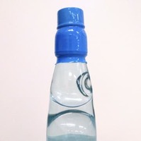 自主回収となる炭酸飲料「極ふつうのラムネ」（ジブリパーク提供）