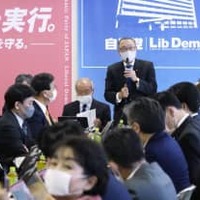 自民党税制調査会であいさつする宮沢洋一会長（奥）＝18日午後、東京・永田町の党本部
