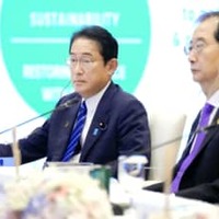 APEC首脳会議に出席した岸田首相（左）＝18日、バンコク（共同）