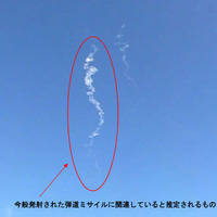 北朝鮮が発射した弾道ミサイルに関連すると推定される白い飛行機雲のようなもの（防衛省提供）